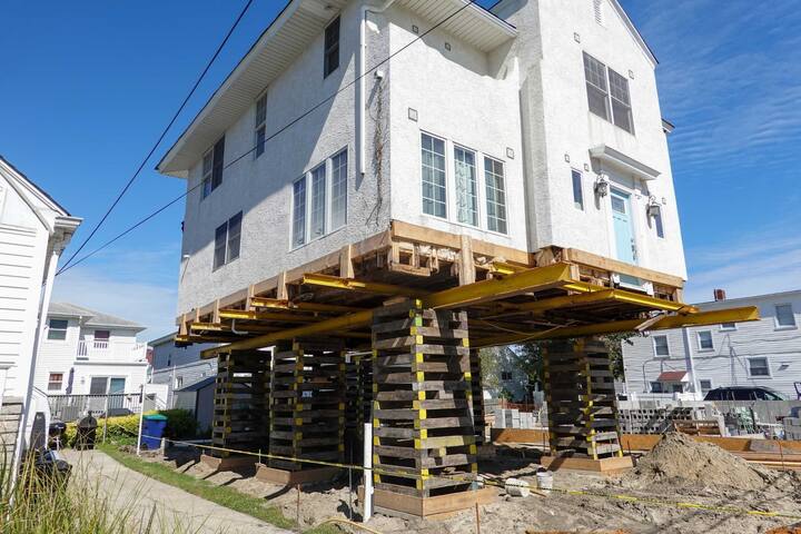 Located in Tacoma, Washington, we are a company that specializes in house lifting, small distance house moving, piles and foundations.